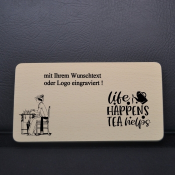 Frühstücksbrettchen mit dem Spruch "Life happens tea helps""